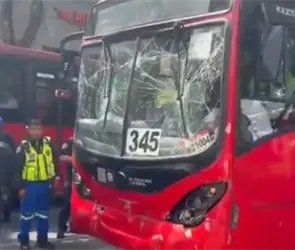 Choque entre dos unidades del Metrob&uacute;s deja 16 lesionados en la colonia Roma Sur