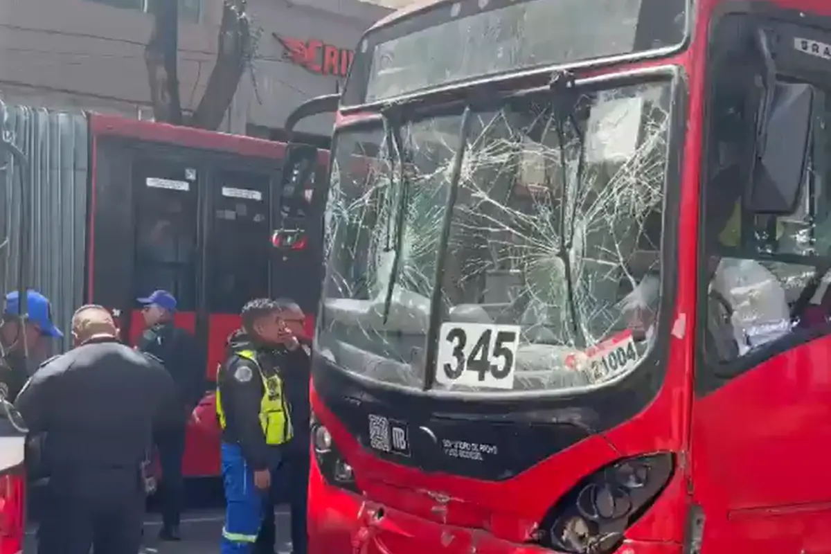  Tras el choque entre dos unidades del Metrobús cerca de la estación Nuevo León, se dio a conocer la identidad de las 16 personas que resultaron lesionadas 