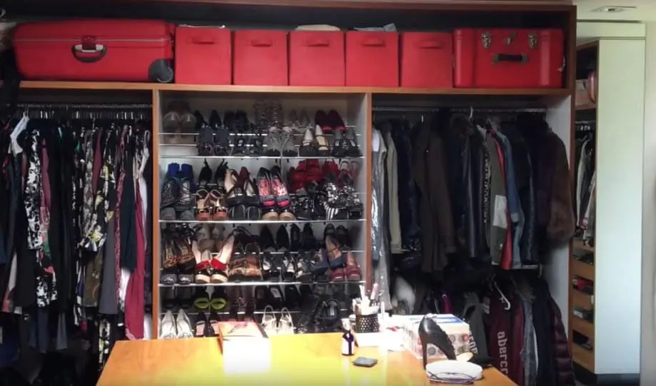 La recámara principal mantiene una decoración sobria y elegante, además de un amplio clóset destinado a su colección de zapatos. La recámara principal mantiene una decoración sobria y elegante, además de un amplio clóset destinado a su colección de zapatos.