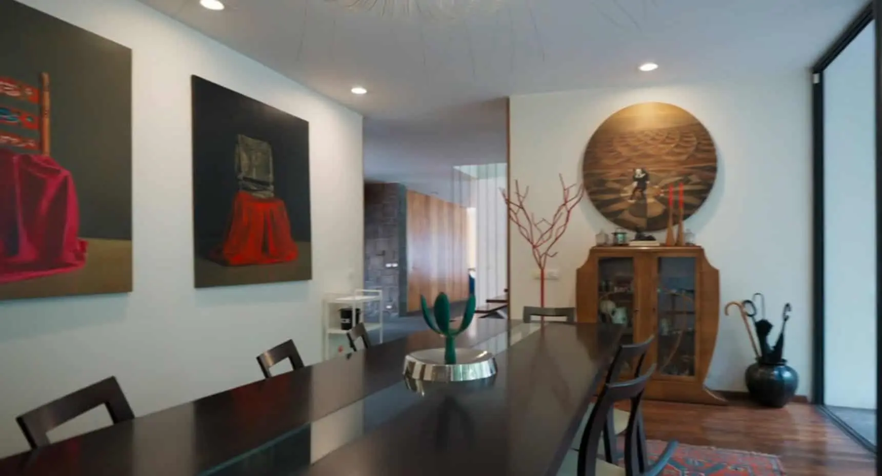 El comedor combina líneas contemporáneas con una selección de pinturas y obras de arte elegidas por la propia cantante. El comedor combina líneas contemporáneas con una selección de pinturas y obras de arte elegidas por la propia cantante.