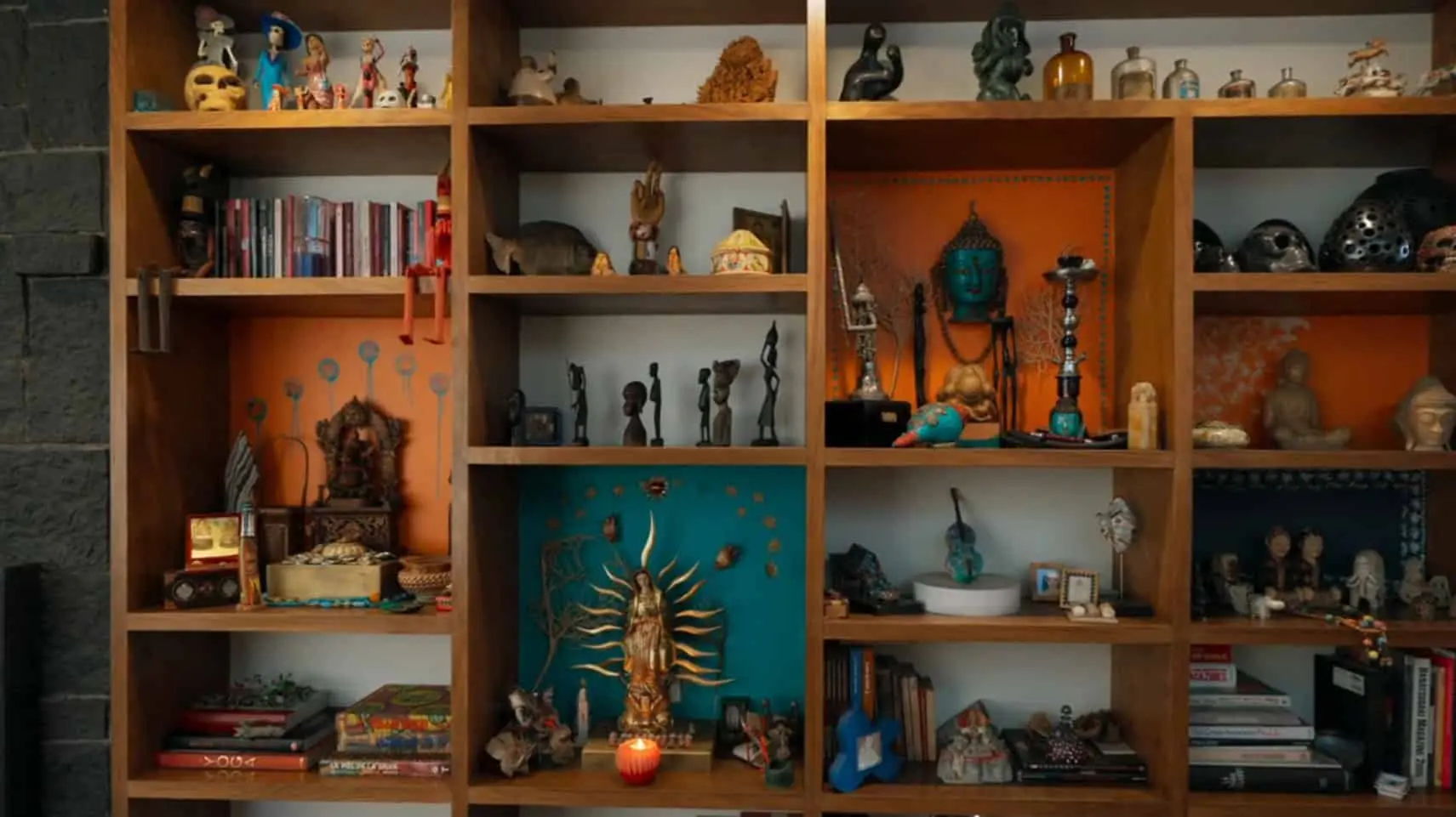 En distintos rincones de la casa predominan esculturas, cuadros y objetos decorativos que reflejan su gusto por el arte. En distintos rincones de la casa predominan esculturas, cuadros y objetos decorativos que reflejan su gusto por el arte.