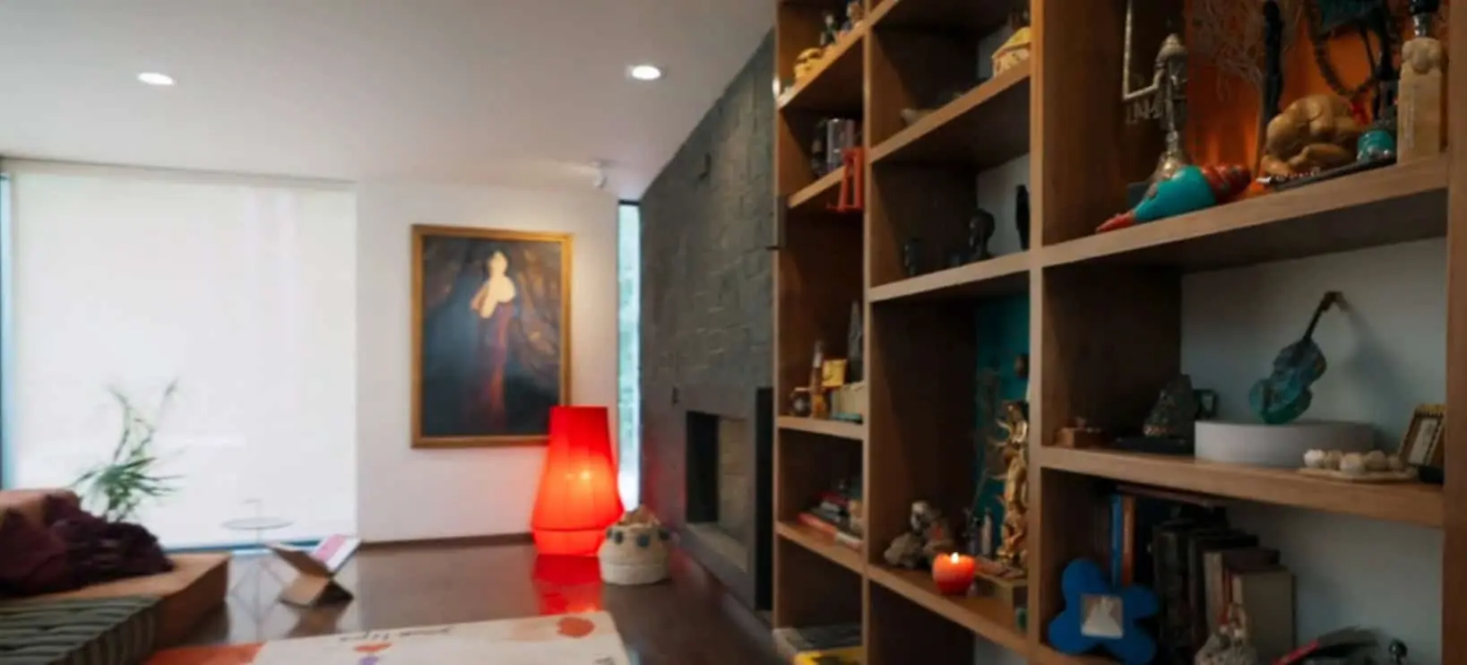 La sala alberga un espacio con altares de distintas religiones, una muestra del respeto que Susana Zabaleta expresa hacia diversas creencias. La sala alberga un espacio con altares de distintas religiones, una muestra del respeto que Susana Zabaleta expresa hacia diversas creencias.