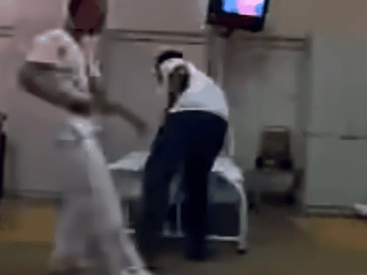 En los videos pueden observarse escenas donde algunos estudiantes reciben golpes, patadas y otras acciones que, según las descripciones publicadas por el propio usuario, formaban parte de supuestas prácticas entre alumnos. RRSS.