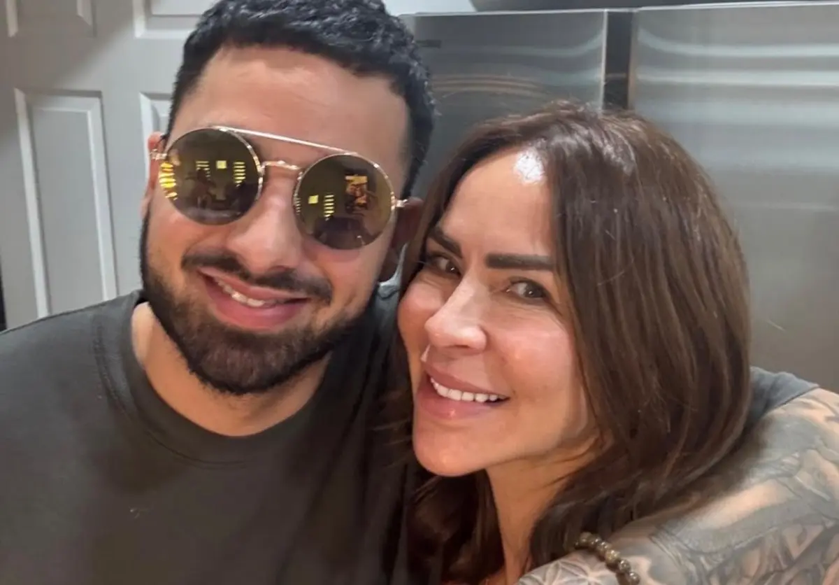  Aylín Mujica con su hijo 
