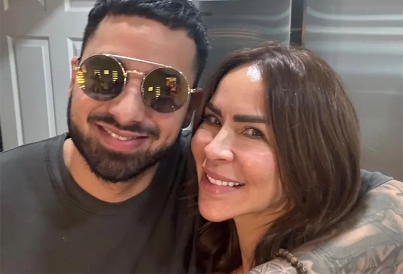 Ayl&iacute;n Mujica con su hijo