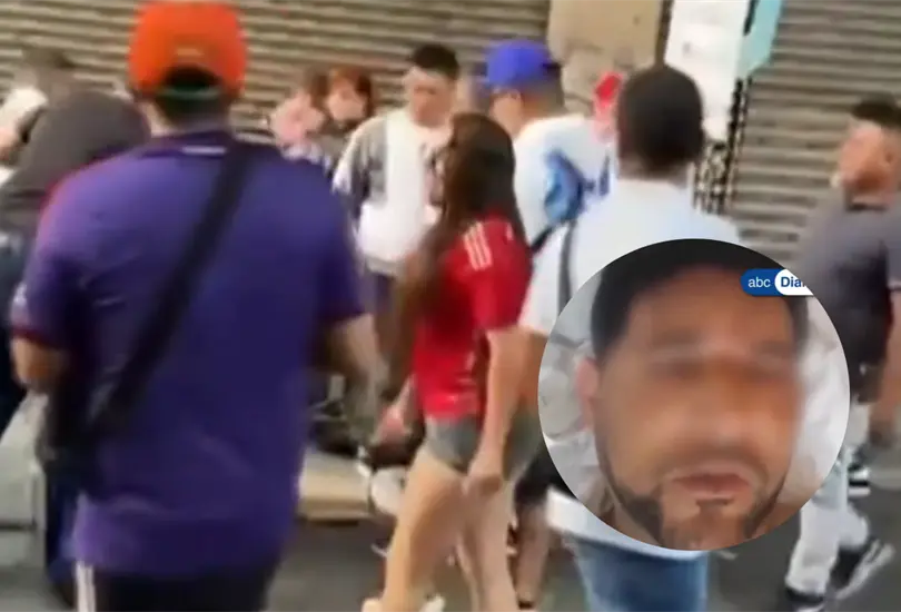 El hombre fue atacado por un grupo de personas cuando caminaba con su familia por el Centro Hist&oacute;rico de la CDMX; permanece hospitalizado y no hay detenidos