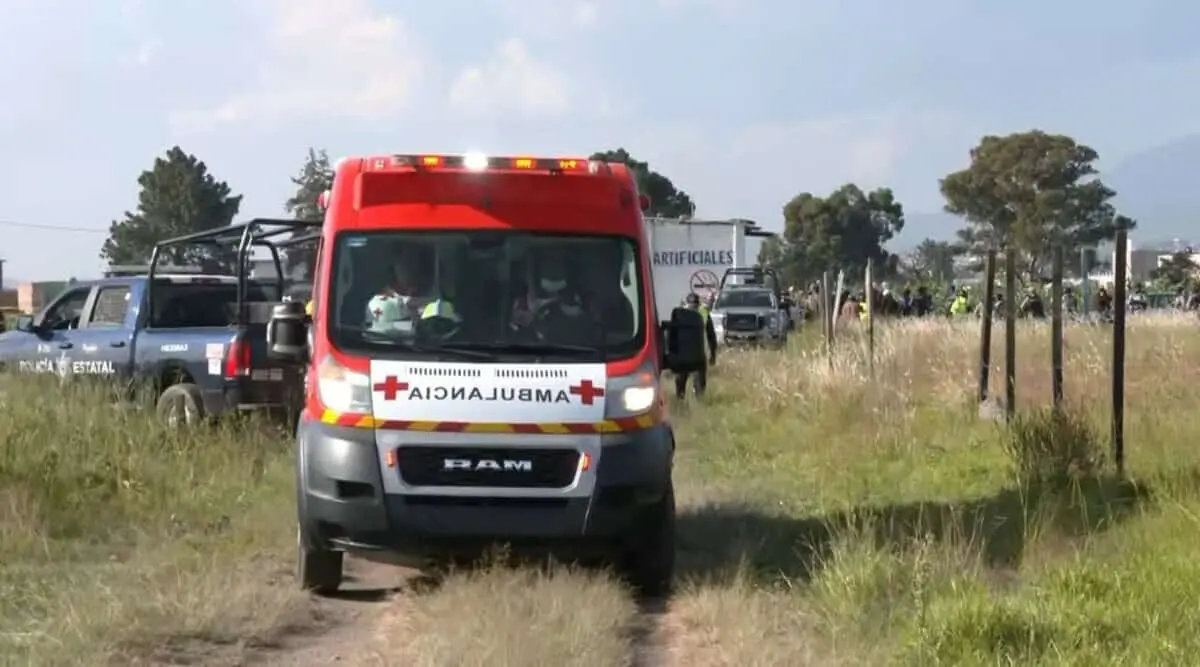  Vecinos reportaron un fuerte estruendo y una columna de humo tras la explosión de un polvorín en Chalco. 