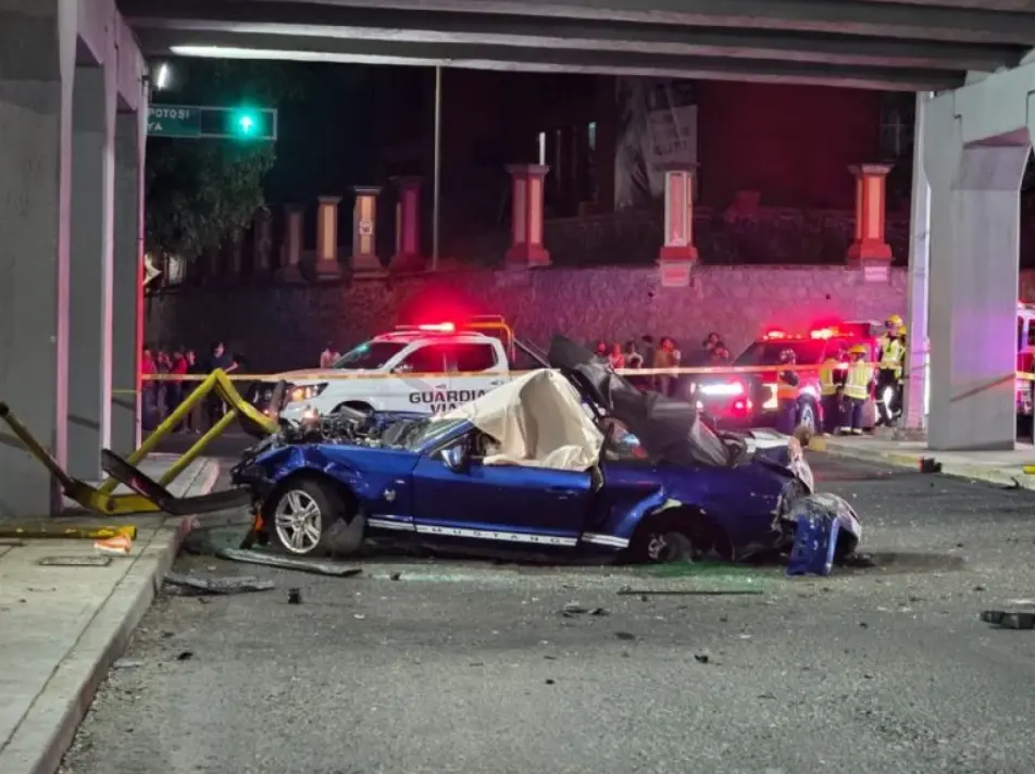 Las primeras versiones indican que el vehículo habría sido impactado por alcance por otro automóvil cuando circulaba sobre la autopista. RRSS.