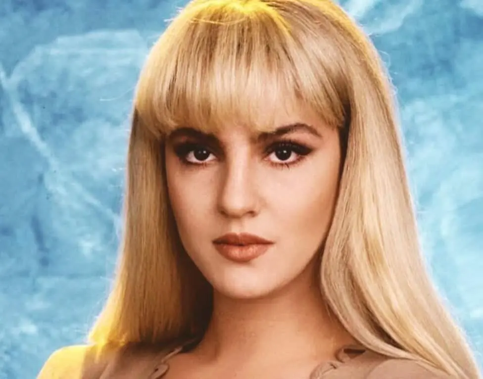 Chantal Andere interpret&oacute; a Alba Zavala de &Aacute;vila