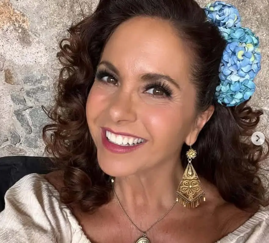 Ahora tiene 55 a&ntilde;os y es madre de dos hijos. Protagoniz&oacute; la serie 'El gallo de oro' y actualmente es parte del reality show 'Juego de voces'.