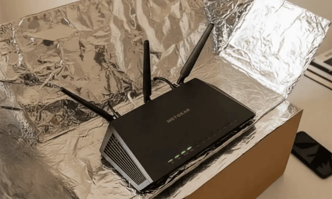  Mexicanos envuelven el router WiFi con papel aluminio: ¿realmente mejora la señal o es un mito? 