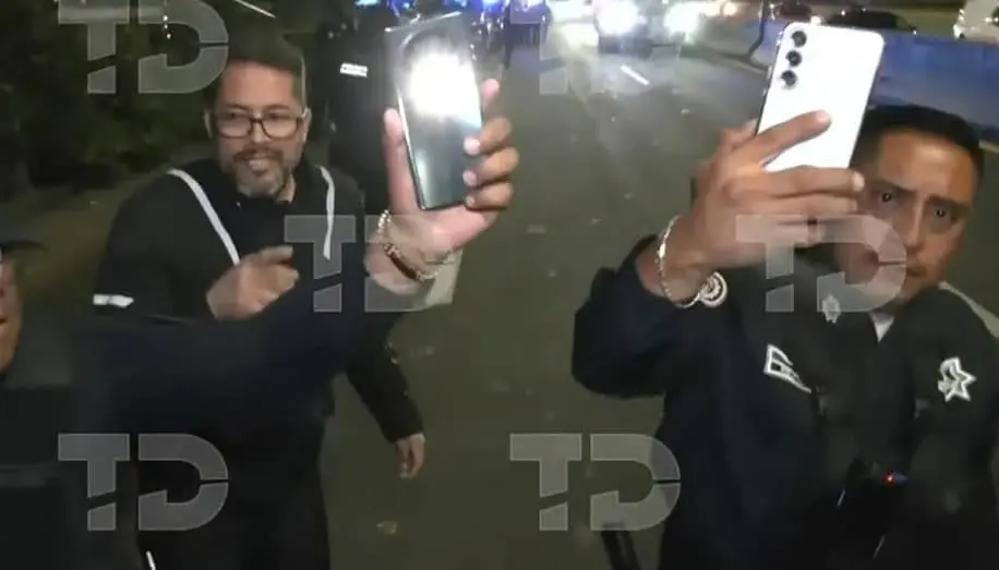 Policías de Naucalpan golpean al reportero Miguel Sarmiento durante enlace en vivo. Especial