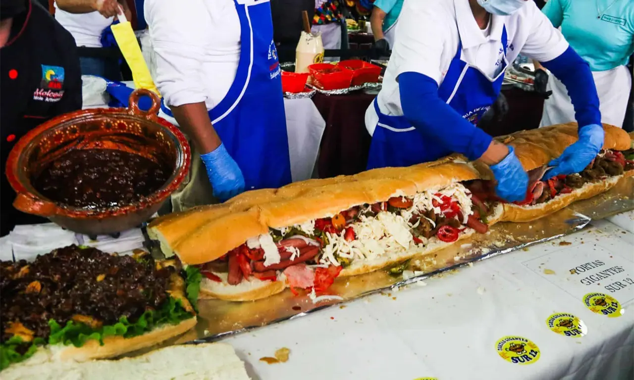 La Torta Fest 2026 se ha consolidado como uno de los eventos gastronómicos más importantes de la capital y para este año las autoridades estiman la asistencia de alrededor de 600 mil personas durante los cinco días de actividades. 