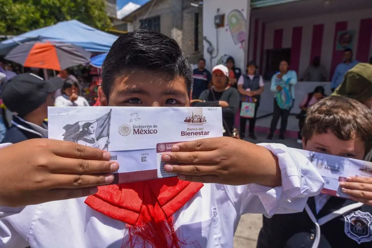 Los alumnos de primaria incorporados a la Beca Rita Cetina que recientemente obtuvieron su tarjeta sí recibirán el apoyo anual de 2,500 pesos para útiles y uniformes escolares. Cuartoscuro.