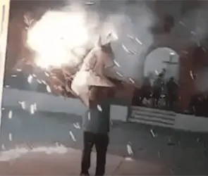 Momento exacto de la explosi&oacute;n de pirotecnia que dej&oacute; 4 personas muertas en Cocula; una mujer embarazada entre ellas