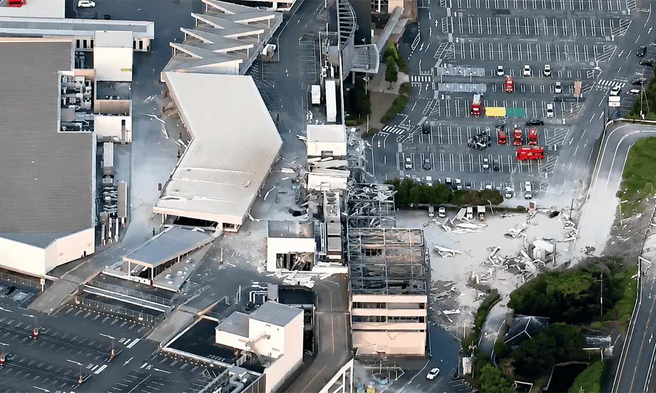  Explosión, edificios dañados y apagones: así quedó Kumamoto tras el fuerte terremoto. 