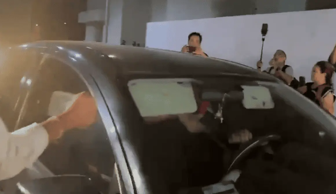 Posteriormente, los manifestantes permitieron la salida de algunos automóviles, aunque revisaron tanto el interior como las cajuelas con la intención de localizar a la jueza encargada del caso. RRSS.