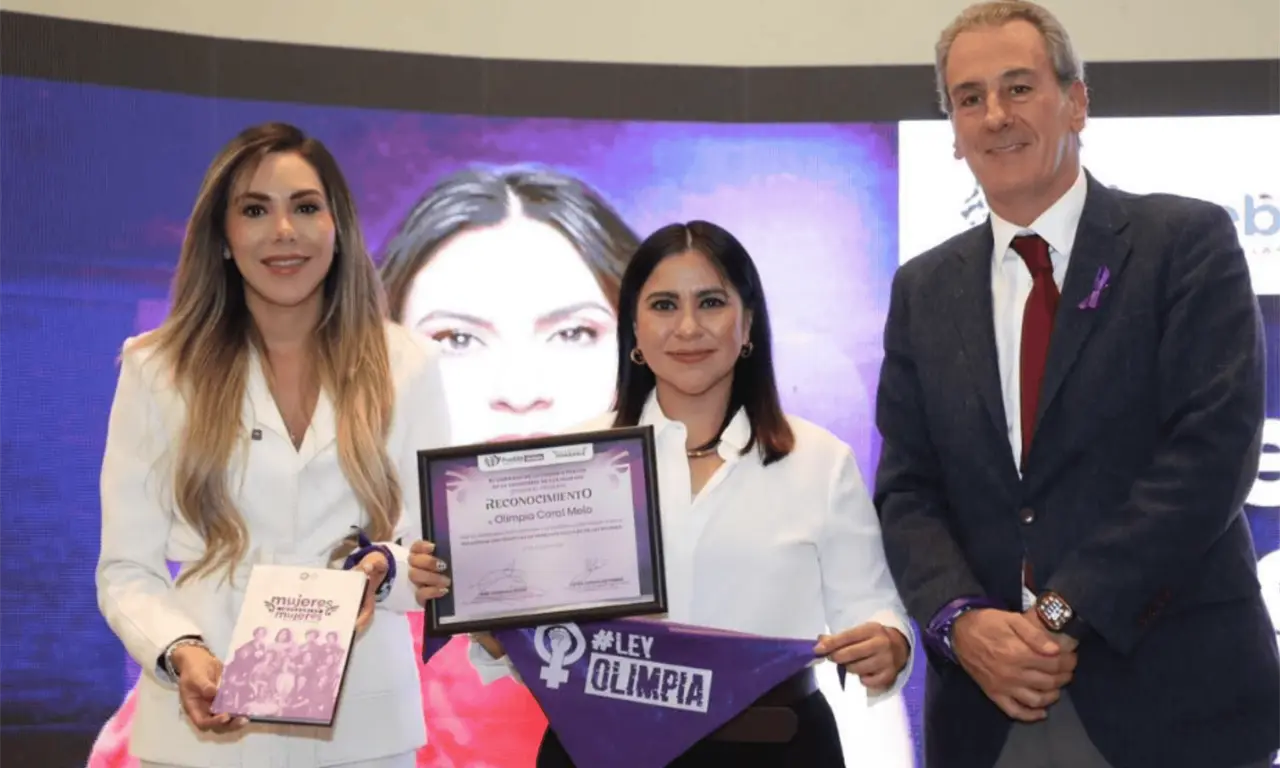  Durante la jornada, organizada por la Secretaría de las Mujeres, las personas asistentes reflexionaron sobre los riesgos que representa la violencia digital. 