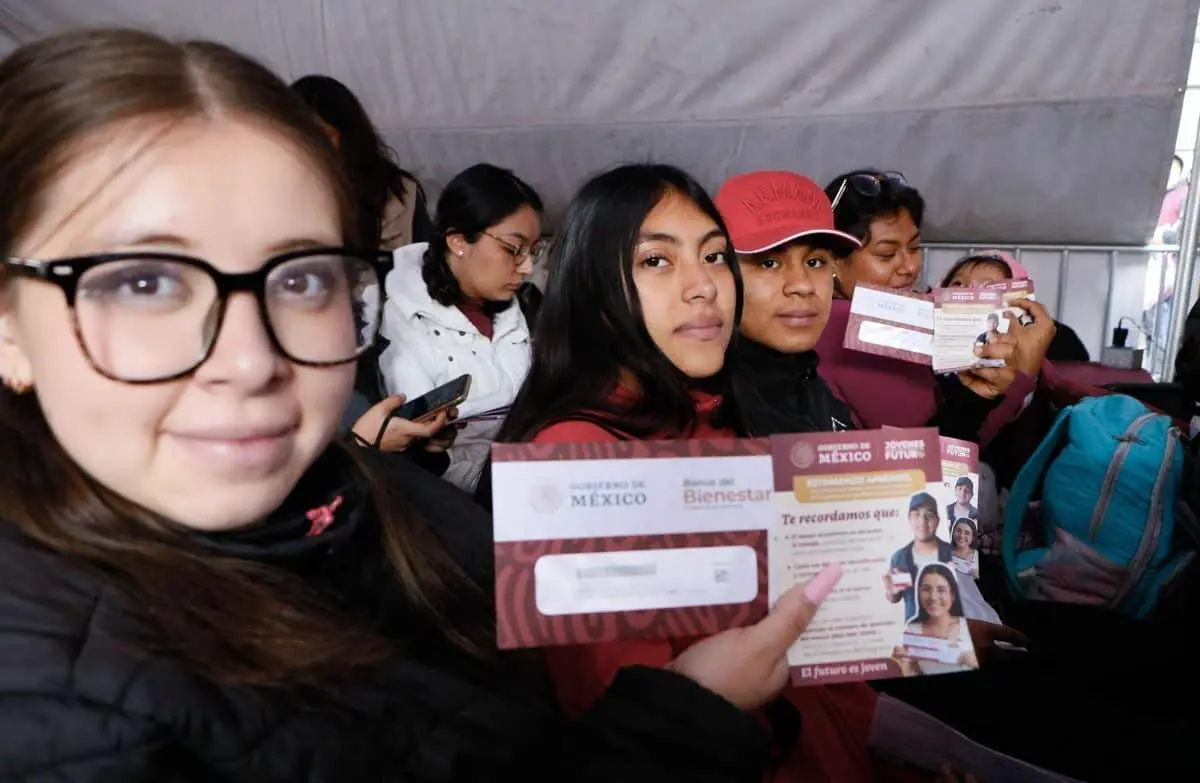 Para 2026, el programa otorga un apoyo mensual equivalente al salario mínimo, es decir, 9 mil 582.47 pesos, además de seguro médico que cubre enfermedades, maternidad y riesgos de trabajo. Cuartoscuro.