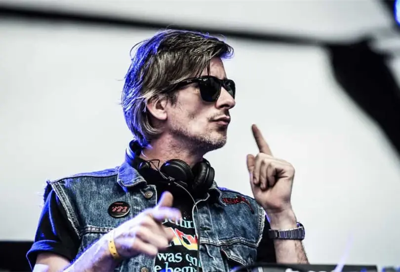 El DJ y productor francés Kavinsky murió a los 50 años en su domicilio de París. El DJ y productor francés Kavinsky murió a los 50 años en su domicilio de París.
