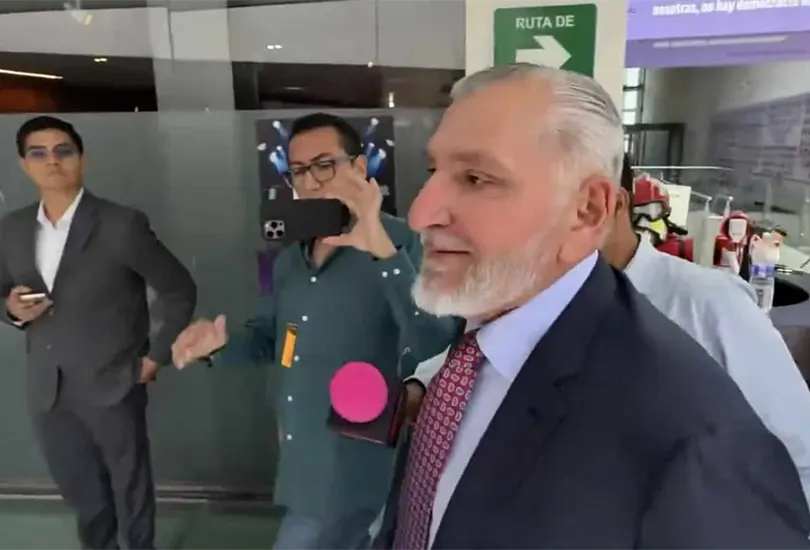 Ad&aacute;n Augusto reaparece en el Senado entre cuestionamientos por su visa estadounidense: "Yo no soy declaraciones"