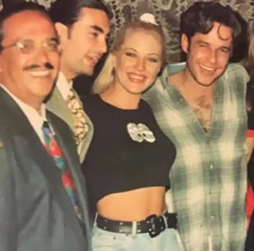 Andrea Gabriela Noli nació el 25 de agosto de 1972 en París, Francia, hija de los músicos Daniel Noli y Olga Costantinescu.<br> Andrea Gabriela Noli nació el 25 de agosto de 1972 en París, Francia, hija de los músicos Daniel Noli y Olga Costantinescu.<br>