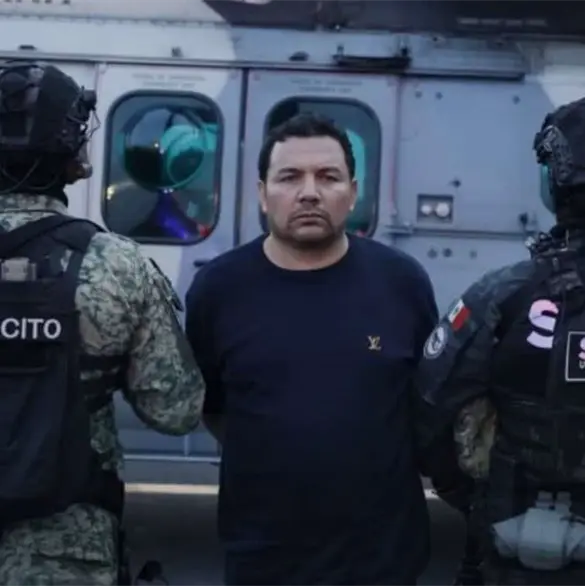 Esposado y rodeado de militares: revelan primeras imágenes de "R1" tras su captura Esposado y rodeado de militares: revelan primeras imágenes de "R1" tras su captura