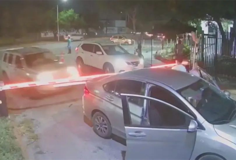 Un video captó la pelea previa y el momento en que Nancy Liliana fue atropellada por su yerno en Apodaca, Nuevo León. El agresor huyó y es buscado por las autoridades. Un video captó la pelea previa y el momento en que Nancy Liliana fue atropellada por su yerno en Apodaca, Nuevo León. El agresor huyó y es buscado por las autoridades.