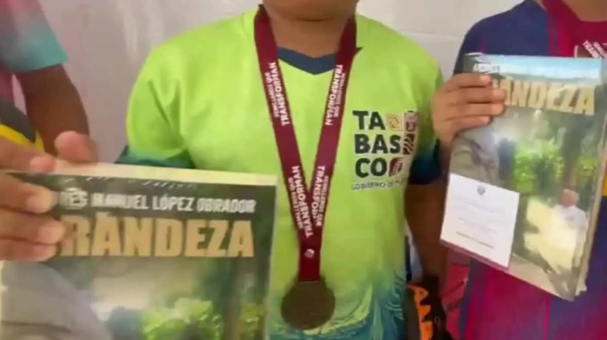  La entrega de libros de AMLO a niños campeones de futbol en Tabasco desató críticas y debate entre usuarios de redes sociales. 