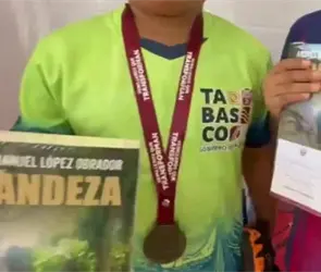 Pol&eacute;mica en Tabasco: equipo de futbol infantil gana torneo y recibe libro de AMLO como premio