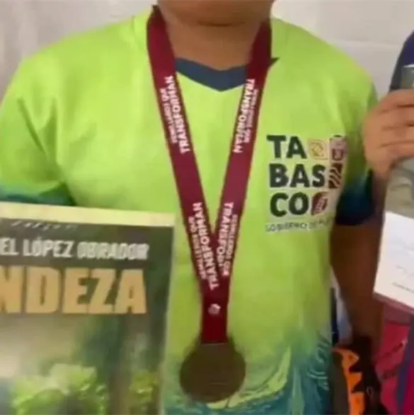 Polémica en Tabasco: equipo de futbol infantil gana torneo y recibe libro de AMLO como premio Polémica en Tabasco: equipo de futbol infantil gana torneo y recibe libro de AMLO como premio