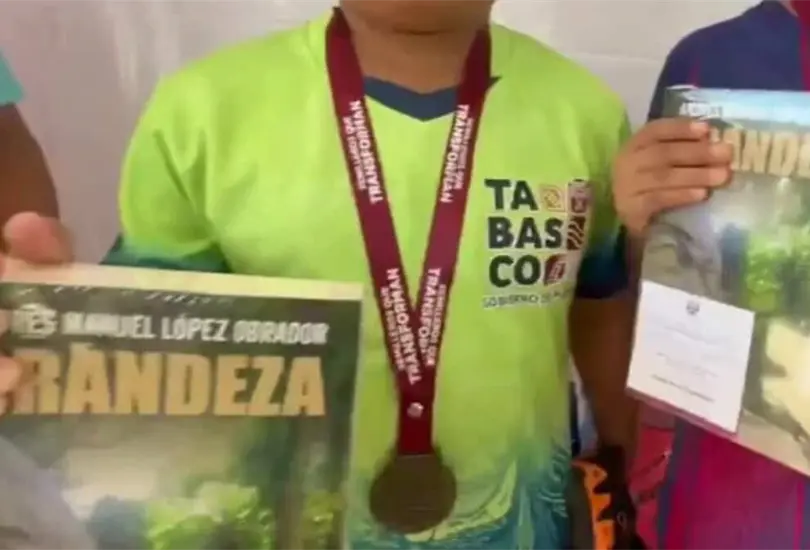 La entrega de libros de AMLO a niños campeones de futbol en Tabasco desató críticas y debate entre usuarios de redes sociales. La entrega de libros de AMLO a niños campeones de futbol en Tabasco desató críticas y debate entre usuarios de redes sociales.