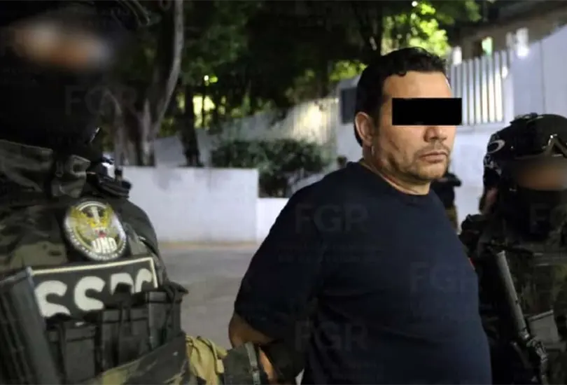 El R1 permanecerá en prisión preventiva mientras continúan las investigaciones por delitos de drogas, armas y el caso Carlos Manzo. El R1 permanecerá en prisión preventiva mientras continúan las investigaciones por delitos de drogas, armas y el caso Carlos Manzo.