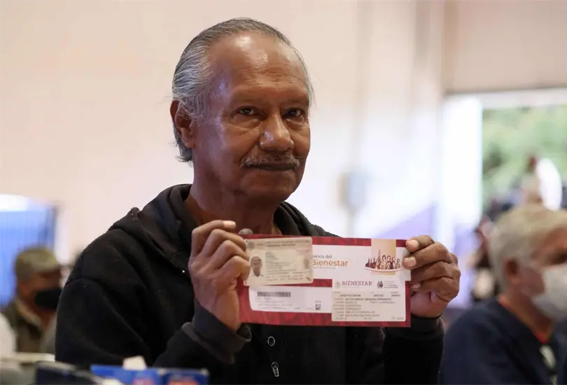 El programa mantiene su carácter universal, por lo que millones de personas de 65 años o más pueden acceder al beneficio siempre que cumplan con los requisitos establecidos.