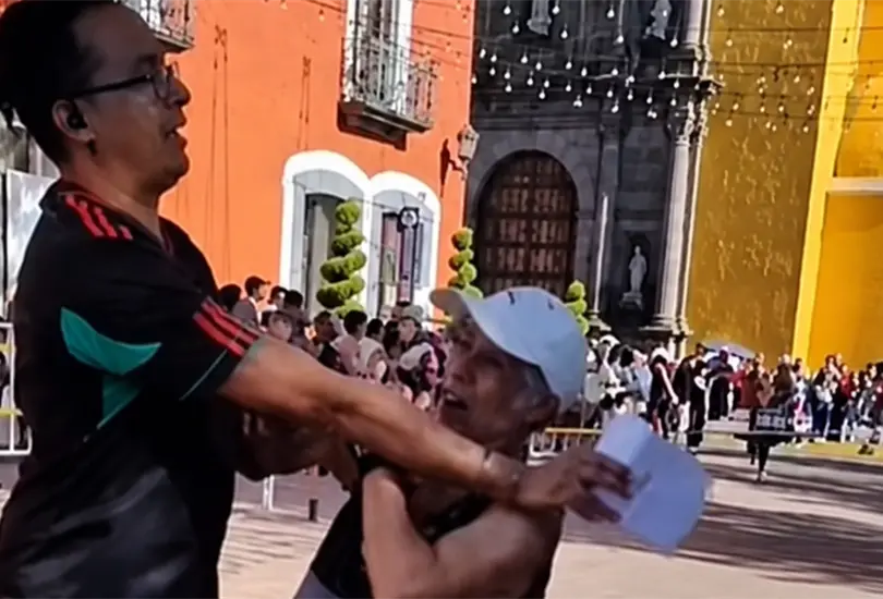 Identifican al organizador que derribó a un adulto mayor durante carrera en Huamantla. Identifican al organizador que derribó a un adulto mayor durante carrera en Huamantla.