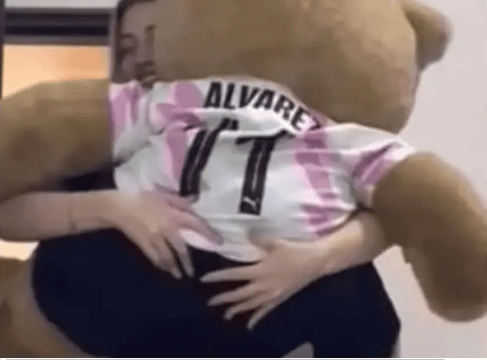 En esa misma grabación vuelve a aparecer el enorme oso de peluche con el apellido RRSS.