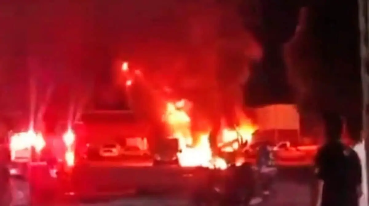  Cuatro trabajadores fallecieron tras la explosión de una pipa mientras realizaban labores de mantenimiento en una pensión de vehículos pesados en Jalisco. 