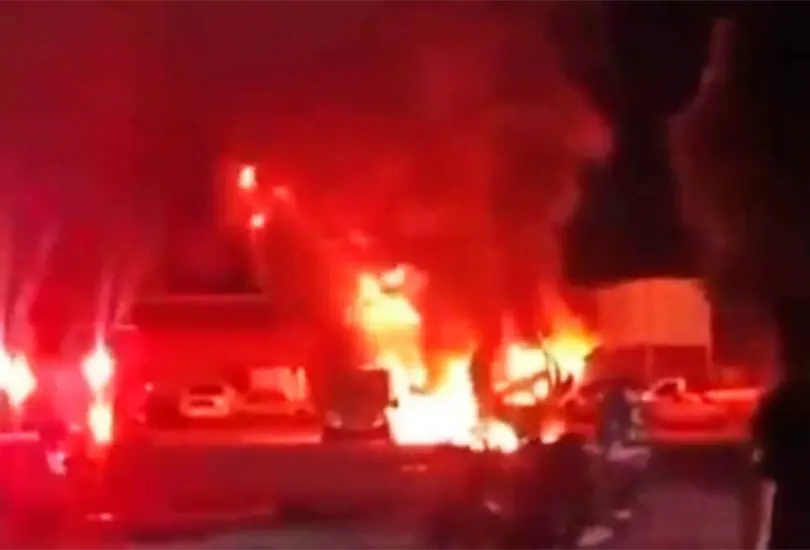 Cuatro trabajadores fallecieron tras la explosi&oacute;n de una pipa mientras realizaban labores de mantenimiento en una pensi&oacute;n de veh&iacute;culos pesados en Jalisco.
