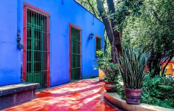 El nuevo espacio estará ubicado a aproximadamente un kilómetro del Museo Frida Kahlo, conocido como la Casa Azul, por lo que quienes visiten la zona podrán recorrer ambos lugares en un mismo paseo. RRSS.