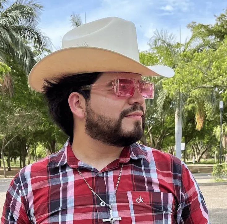 César Gastélum tenía 24 años y había ganado popularidad en plataformas digitales gracias a videos de humor, parodias y contenido inspirado en situaciones cotidianas del norte del país, especialmente de Sinaloa. RRSS.