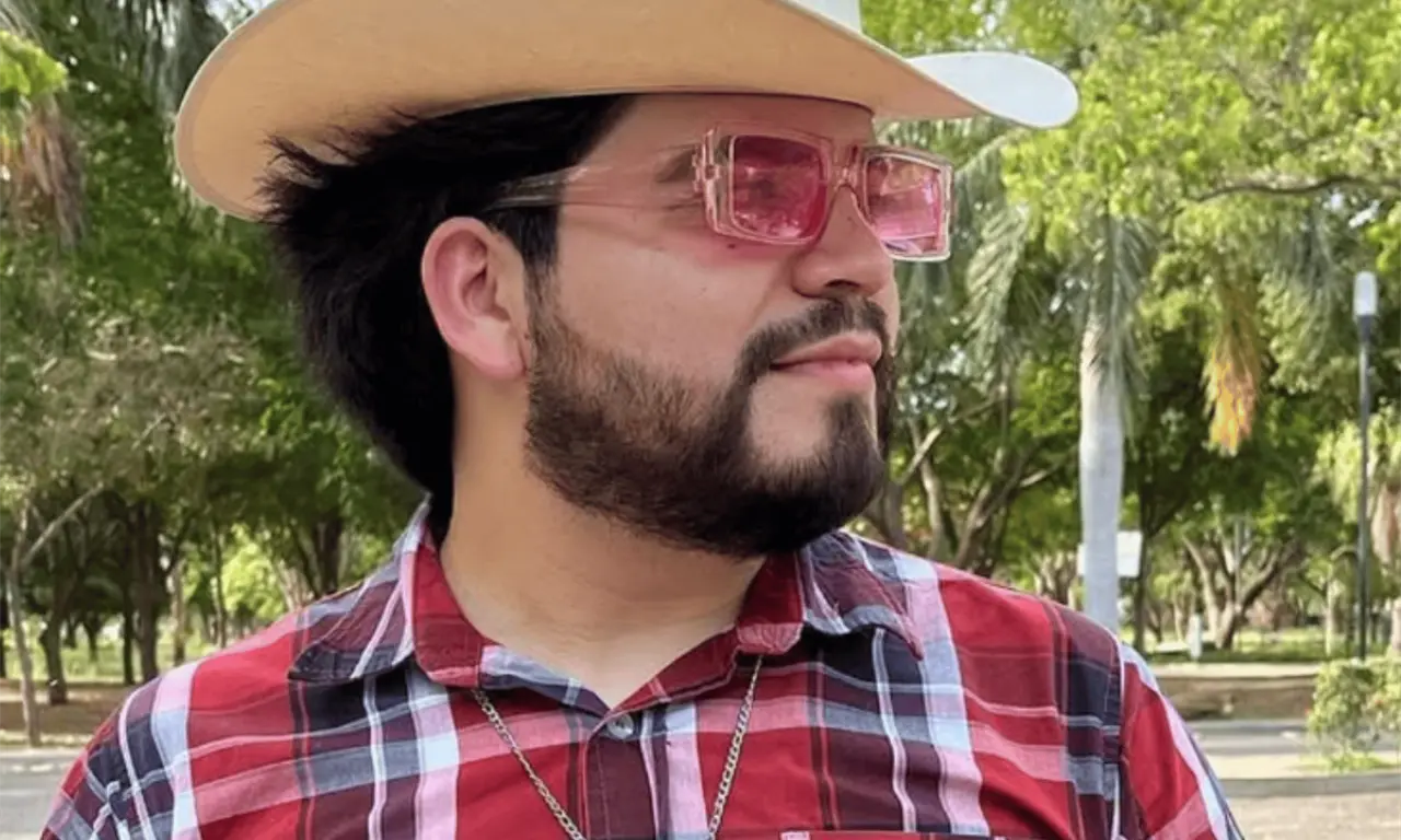  En diversas publicaciones, el influencer mostraba símbolos asociados con una facción del Cártel de Sinaloa. 