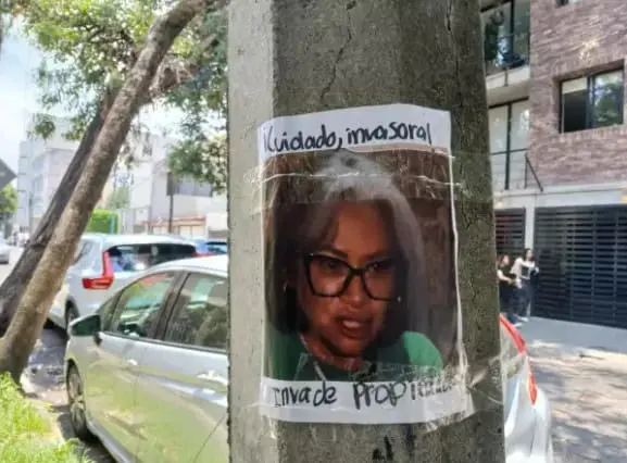 Vecinos en Del Valle pegaron carteles para señalar a la presunta responsable del intento de despojo en la casa de Cerrada Matías Romero 18, quien fue captada en video. Especial