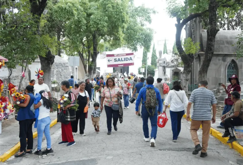 Además de recibir a miles de personas, el recinto atendió 3 mil 632 servicios, entre los que se encuentran pagos de mantenimiento, cremaciones, exhumaciones y diversos trámites administrativos relacionados con el funcionamiento del cementerio. Además de recibir a miles de personas, el recinto atendió 3 mil 632 servicios, entre los que se encuentran pagos de mantenimiento, cremaciones, exhumaciones y diversos trámites administrativos relacionados con el funcionamiento del cementerio.