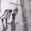 Joven empuja a adulto mayor contra un tr&aacute;iler en movimiento; muri&oacute; tras el impacto