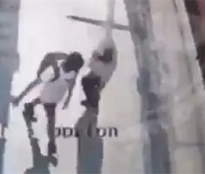 Joven empuja a adulto mayor contra un tr&aacute;iler en movimiento; muri&oacute; tras el impacto