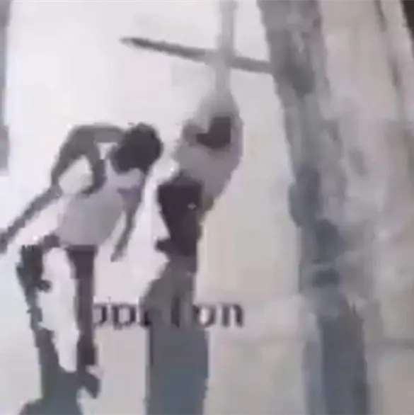Joven empuja a adulto mayor contra un tráiler en movimiento; murió tras el impacto
