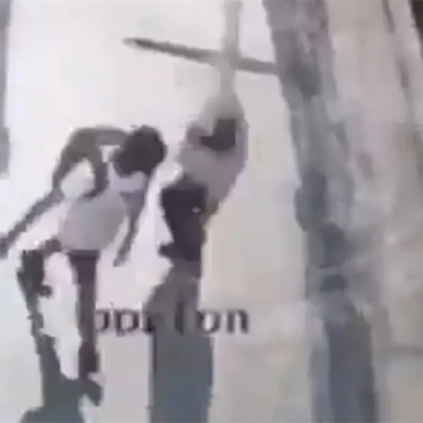 Joven empuja a adulto mayor contra un tr&aacute;iler en movimiento; muri&oacute; tras el impacto