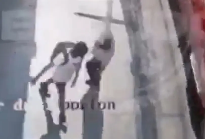 Joven empuja a adulto mayor contra un tr&aacute;iler en movimiento; muri&oacute; tras el impacto