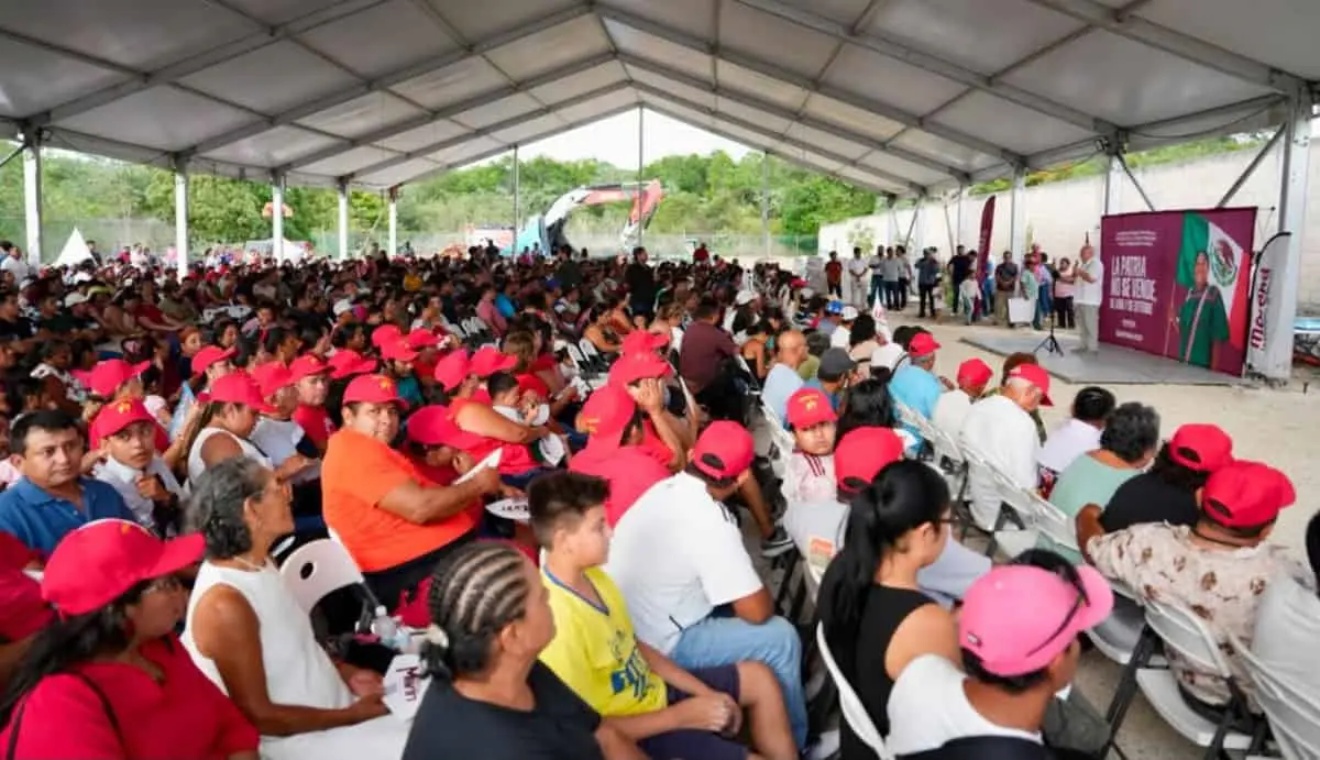 Rafael Marín Mollinedo destaca la historia del pueblo maya durante recorrido en Tulum. FB: Rafael Marín Mollinedo.