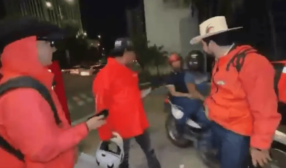 César Gastélum, conocido también como "Cesarín", murió la noche del 4 de agosto de 2026 mientras realizaba una transmisión en vivo junto a dos acompañantes afuera de un establecimiento de comida rápida en Culiacán. RRSS.